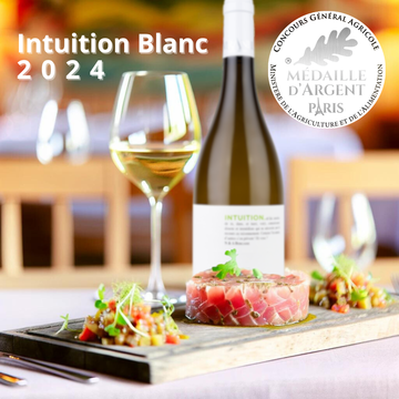 Dégustez notre Intuition Blanc 2024, médaillé d'argent au Concours Général Agricole de Paris. Un vin blanc raffiné, idéal pour accompagner un tartare de thon et une cuisine gastronomique.